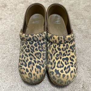 Women’s Dansko Professional Suede Leather Clogs Leopard print. Size 38. Size 7.5